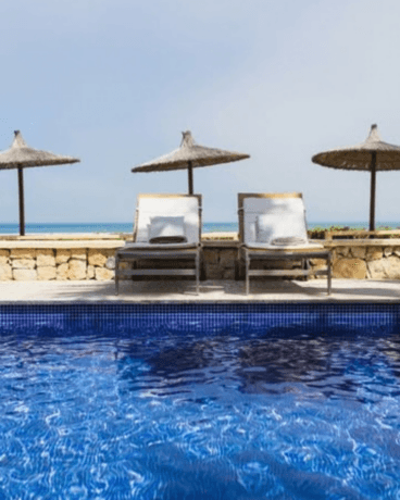 Trilogía de azules entre la piscina del Hotel Los Ángeles, el mar y el cielo de Dénia