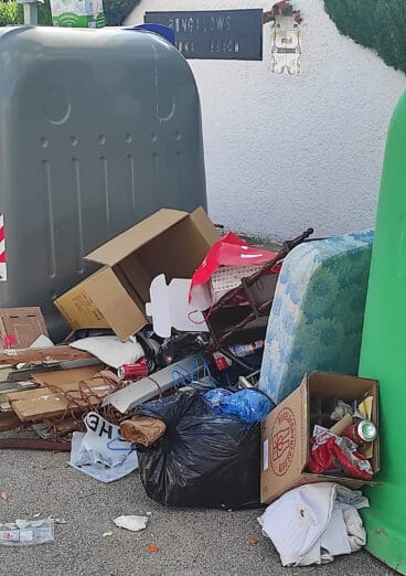 Abandono de enseres en las calles de Dénia