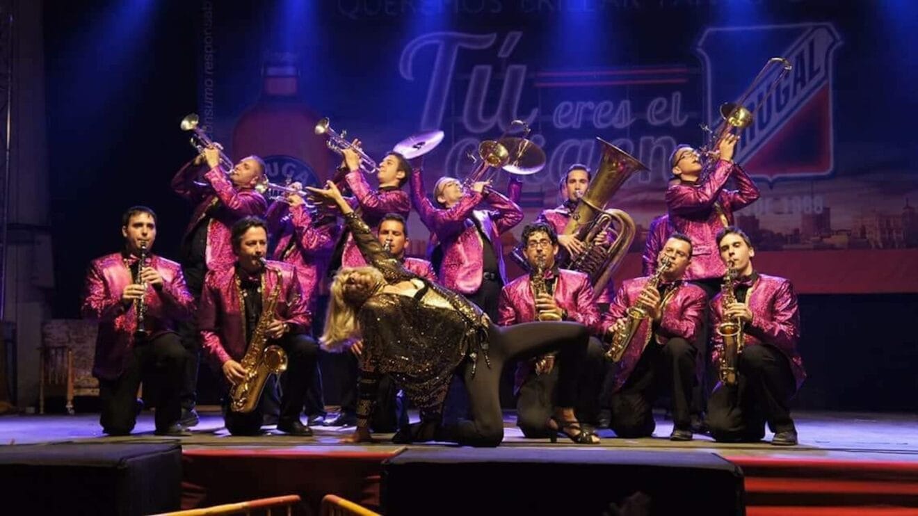 Actuación de la xaranga Cachorras Band