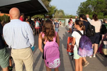 alumnas en la puerta del colegio pou de la muntanya