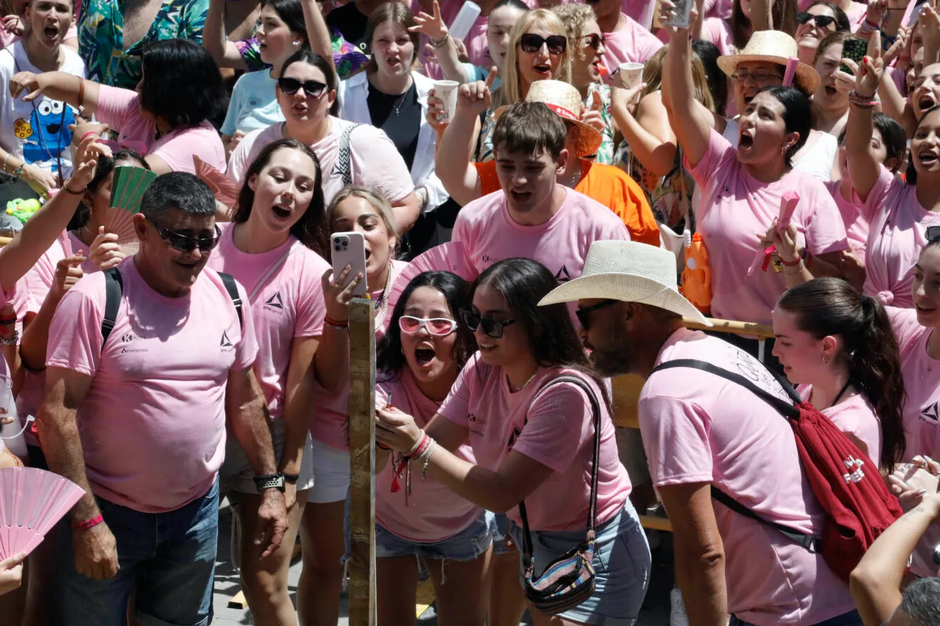 Ambiente en el cohete anunciador de las Fiestas de Dénia 2024 25