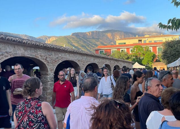 Imagen: Ambiente en el mercadillo al atardecer. Mercat del Riurau.