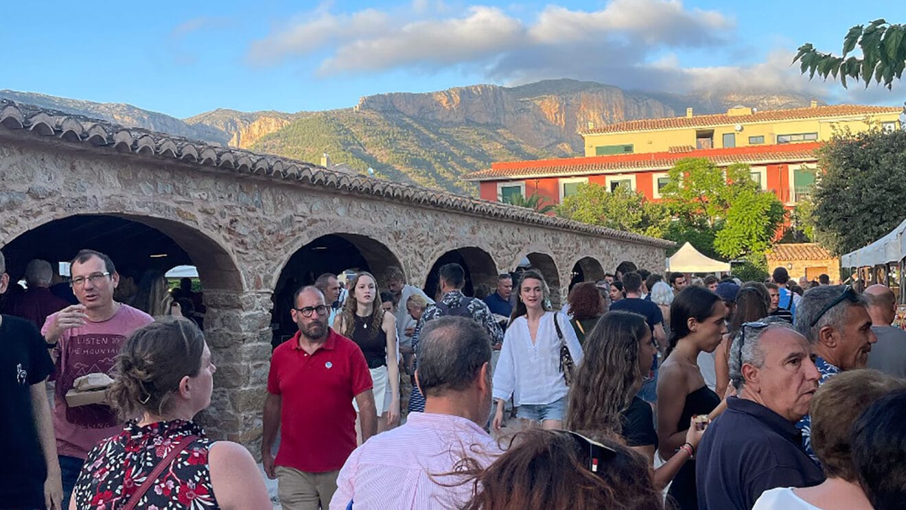 Ambiente en el mercadillo al atardecer. Mercat del Riurau dest.