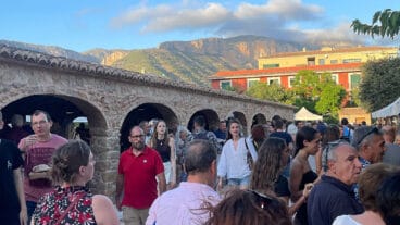ambiente en el mercadillo al atardecer mercat del riurau dest