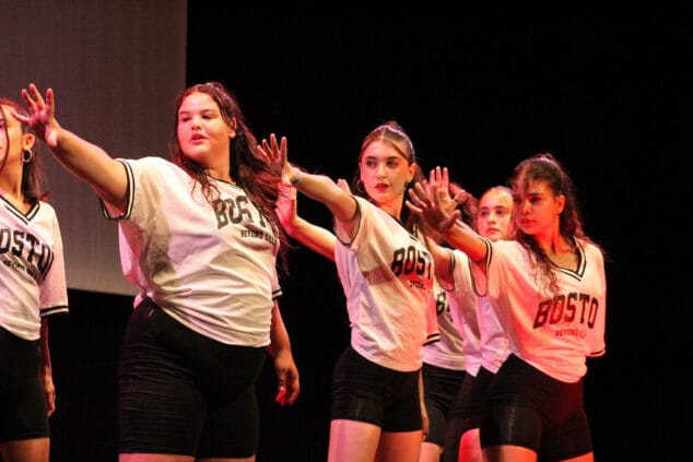 Imagen: Bailes en el final de curso de LLunàtics y Dinàmics de Dénia en 2024