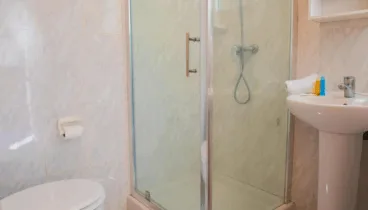 Baño en suite en acogedora villa