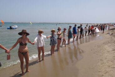 Cadena humana en protesta por las playas