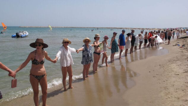 cadena humana en protesta por las playas dest