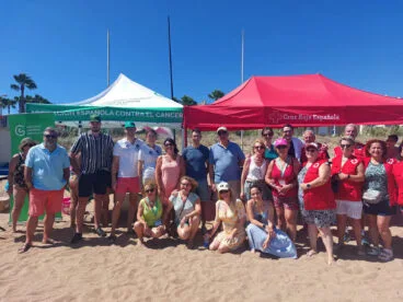 campana de prevencion solar de la aecc en la playa de lestanyo nord de denia en 2023