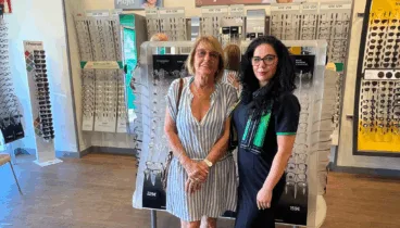 christa wippler junto a maria georgieva en specsavers opticas javea