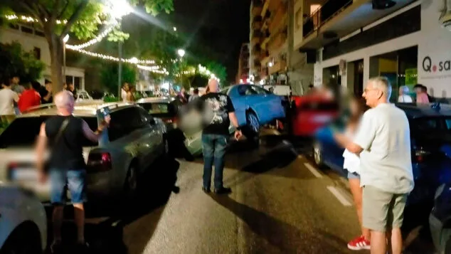 Un borracho estrella su coche en Dénia, quedando atrancado entre varios vehículos estacionados 1 Imagen: Coche accidentado en plenas fiestas de Dénia