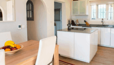 Cocina acogedora y elegante totalmente equipada