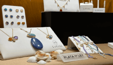 Una gran selección de collares, pulseras y pendientes