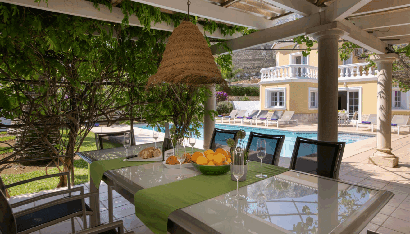 Disfruta de tus comidas en una espaciosa terraza rodeada de naturaleza