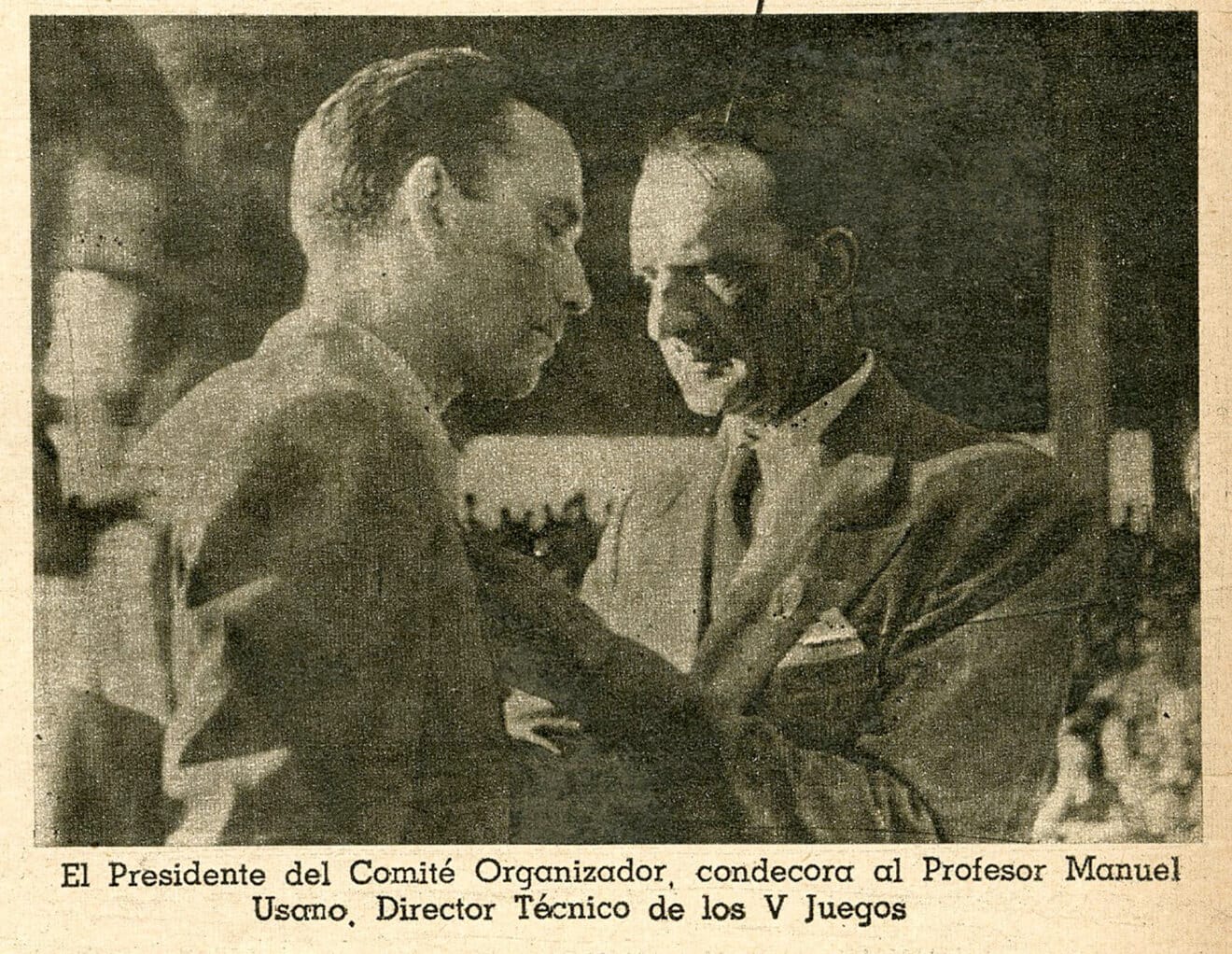 El profesor Manuel Usano siendo condecorado