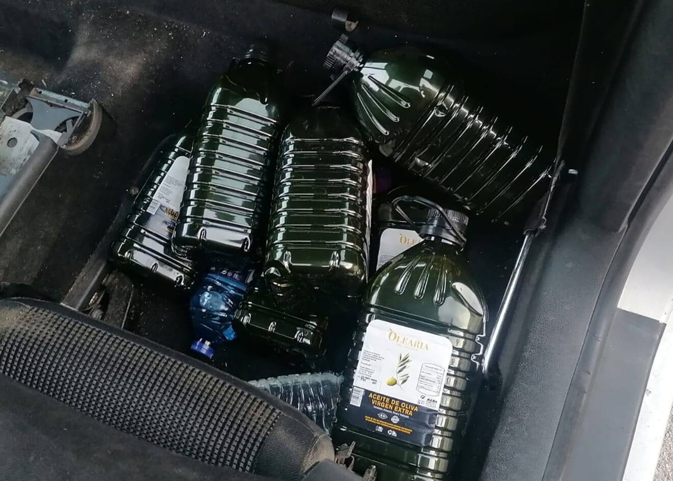 Garrafas de aceite intervenidas por la Policía Local de Dénia