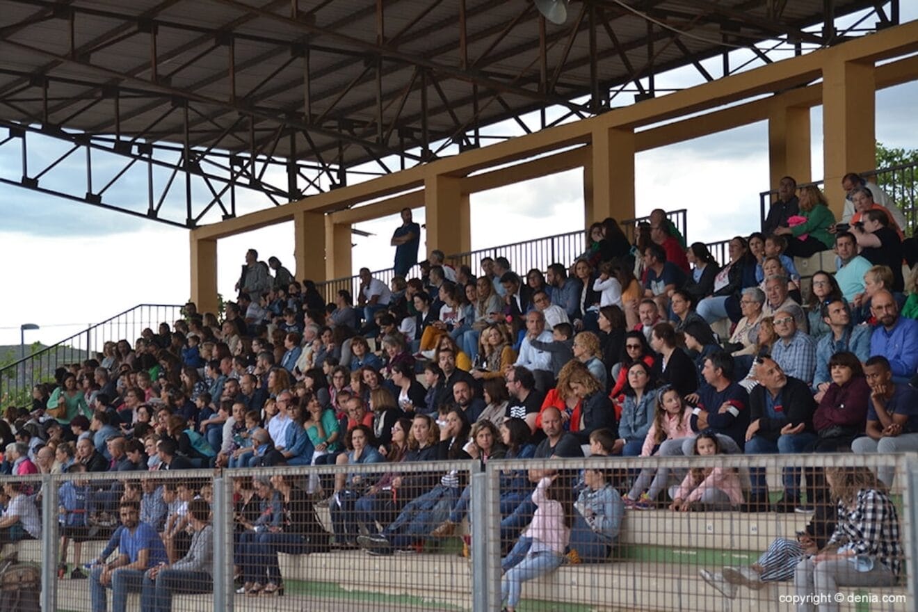 Grada del polideportivo de Dénia llena de gente