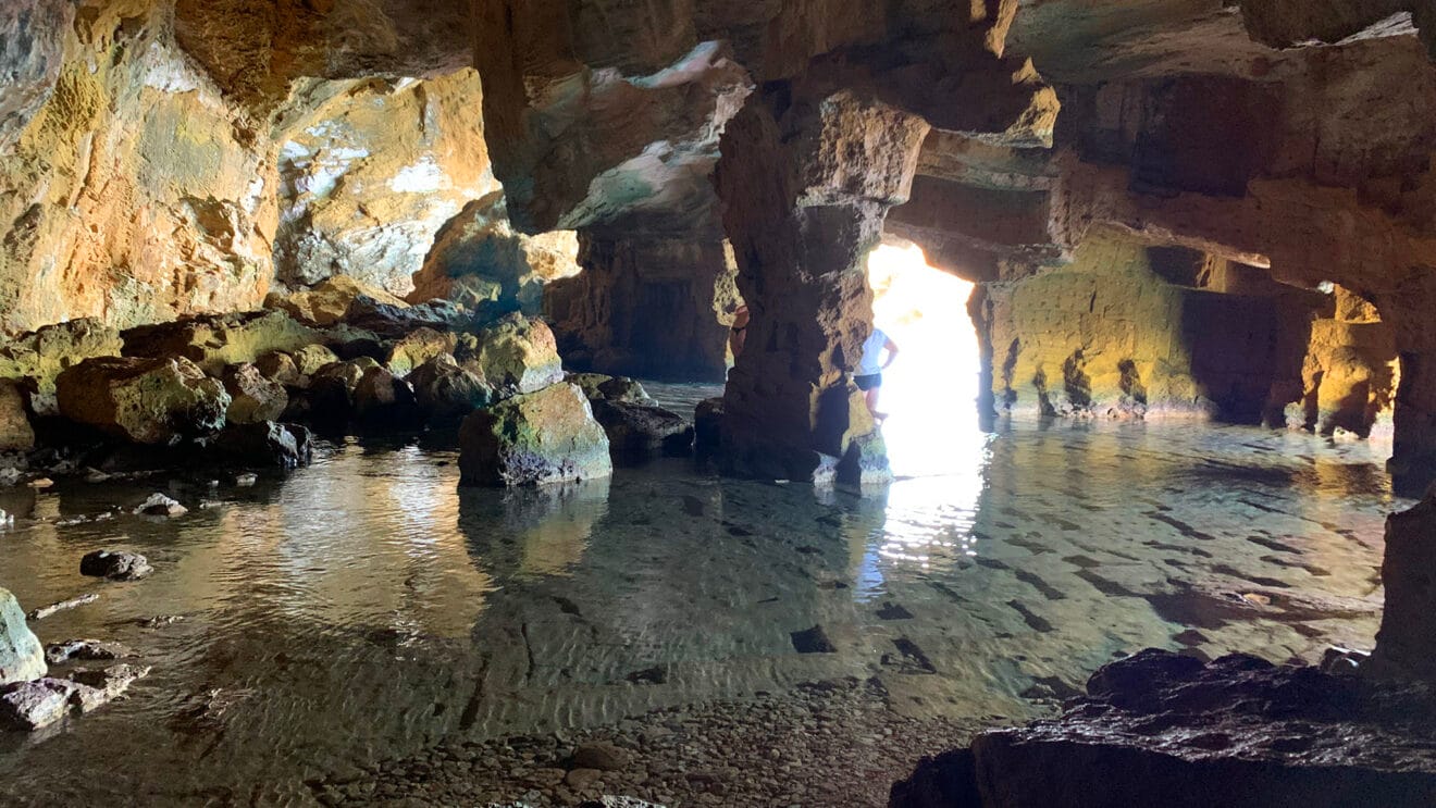 Interior de la Cova Tallada dest