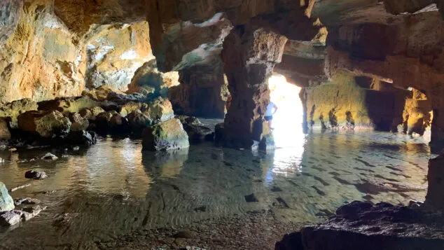 Imatge: Interior de la Cova Tallada dest