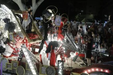La carroza de la Falla Baix la Mar con el banderín del Primer Premio