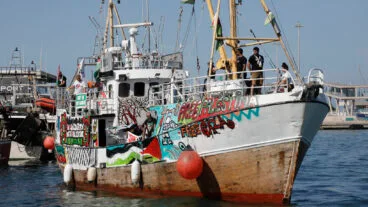 Llegada del Handala al puerto de Dénia dest