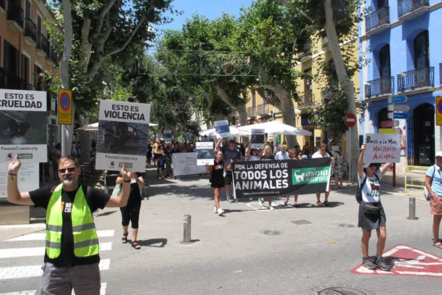 Un centenar de personas se manifiestan contra los Bous a la Mar en Dénia 13 manifestacion antitaurina en denia 13