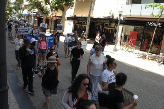 Un centenar de personas se manifiestan contra los Bous a la Mar en Dénia 14 manifestacion antitaurina en denia 14