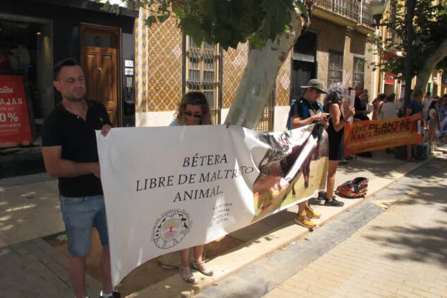 Un centenar de personas se manifiestan contra los Bous a la Mar en Dénia 4 manifestacion antitaurina en denia 3