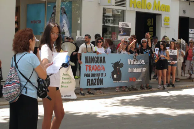 Un centenar de personas se manifiestan contra los Bous a la Mar en Dénia 9 manifestacion antitaurina en denia 9