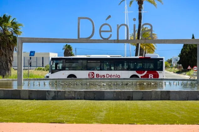 Autobuses en Dénia 2026: líneas urbanas, comarcales, nacionales, horarios y tarifas 11 Imagen: Nuevo autobús urbano híbrido de la flota BusDénia circulando junto al icónico monumento de entrada a la ciudad