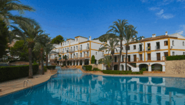 Piscina comunitaria para relajarte en los calurosos días de verano