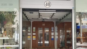 portal del edificio sin precinto