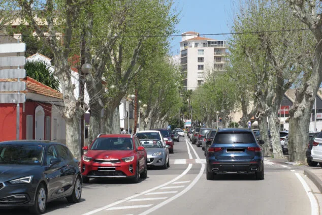 Los vehículos, bicicletas y peatones de Dénia, bajo lupa este verano: 26 elementos de medición se unen al callejero para conocer mejor la ciudad 1 Imagen: Tráfico en uno de los accesos de Dénia