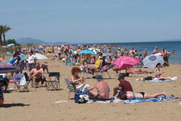 Turistas en la playa de Dénia