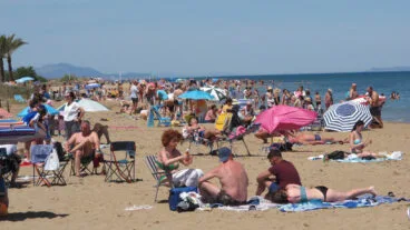 turistas en la playa de denia dest