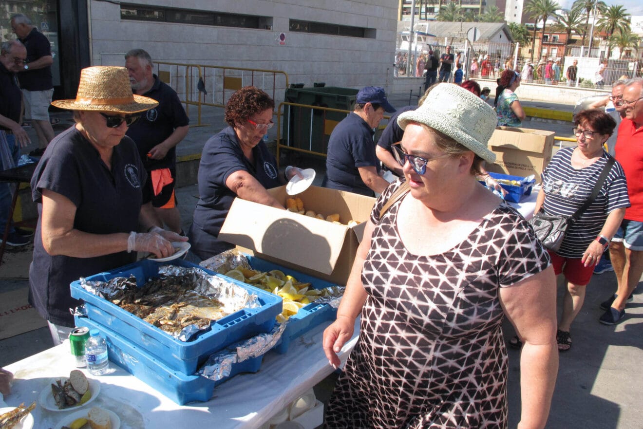 Vecinos de Dénia disfrutan de la tradicional sardinada en el puerto 10