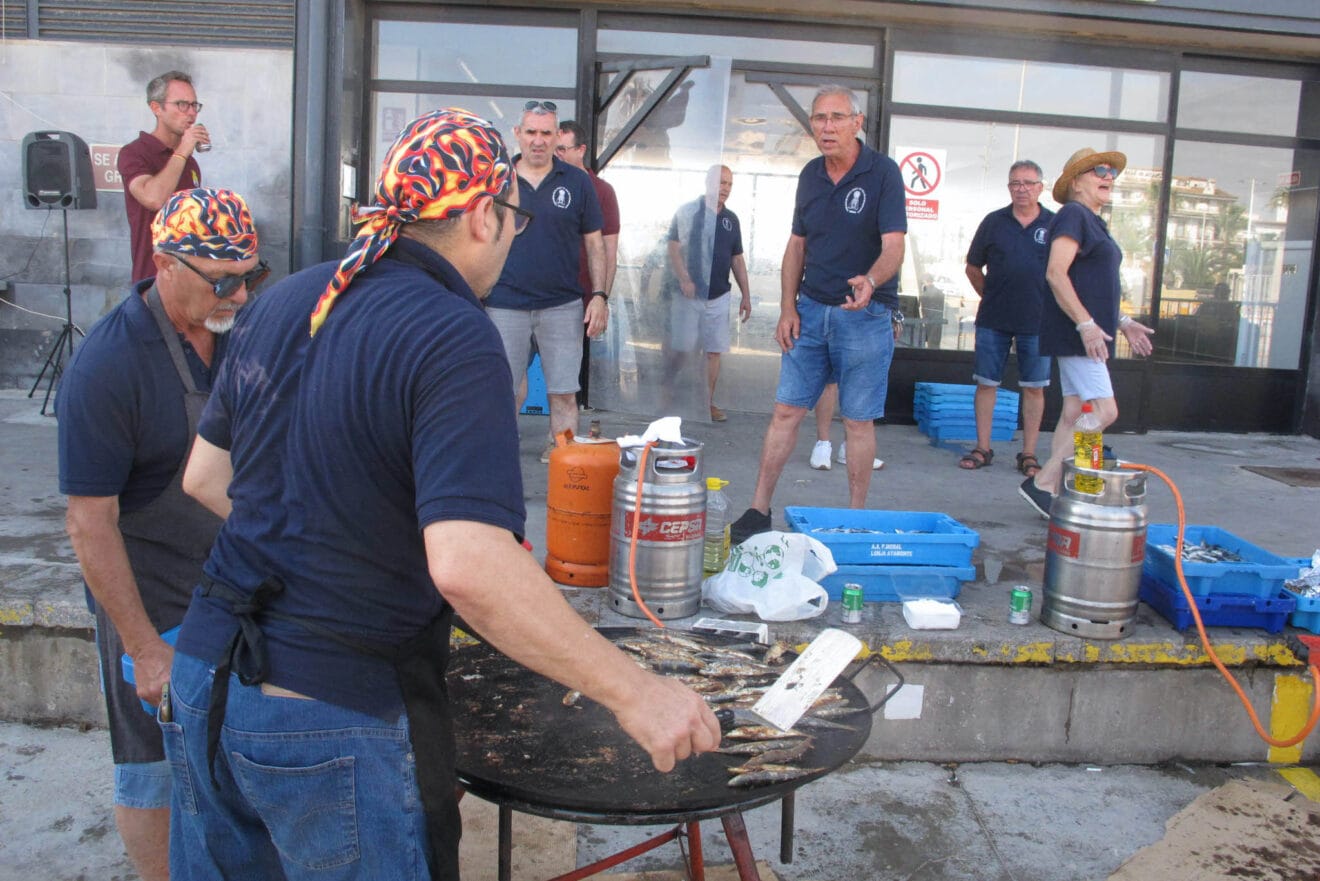 Vecinos de Dénia disfrutan de la tradicional sardinada en el puerto 3