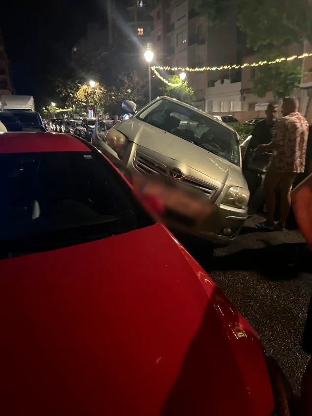Un borracho estrella su coche en Dénia, quedando atrancado entre varios vehículos estacionados 2 Imagen: Vehículo atrapado entre otros coches en Dénia