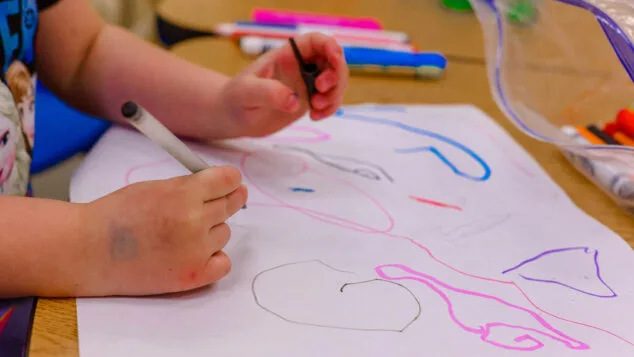 Imagen: Alumno de escuela infantil dibujando _ Erika Fletcher