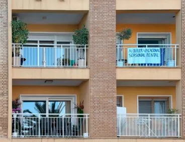 anuncio de un apartamento vacacional en el puerto de denia