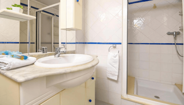 bano acogedor y funcional en apartamento de denia