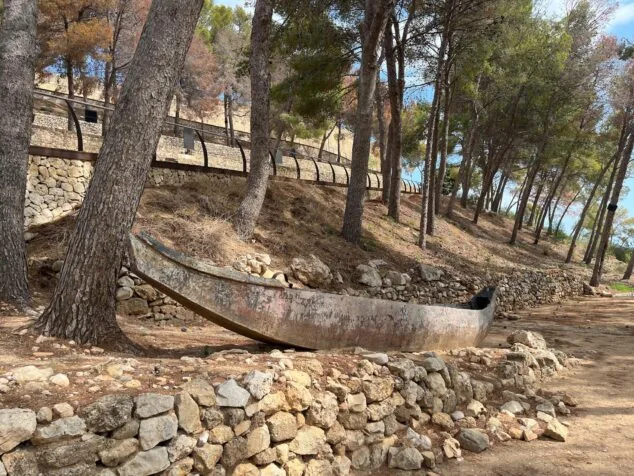 ¿Cómo acabó una canoa asiática en el Castillo de Dénia? La historia tras la reliquia más curiosa de la fortaleza 4 barca utilizada en el rodaje de la pelicula krakatoa