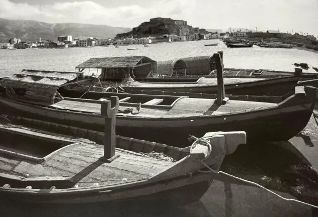 ¿Cómo acabó una canoa asiática en el Castillo de Dénia? La historia tras la reliquia más curiosa de la fortaleza 3 Imagen: Barcas modificadas para el rodaje de la película Krakatoa, en 1967 | Fot. Sánchez. AMA