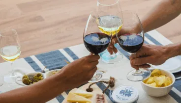 Brinda exquisitos vinos acompañados de productos gourmet locales