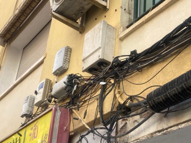 Imagen: Cables en una fachada de carrer Sagunt