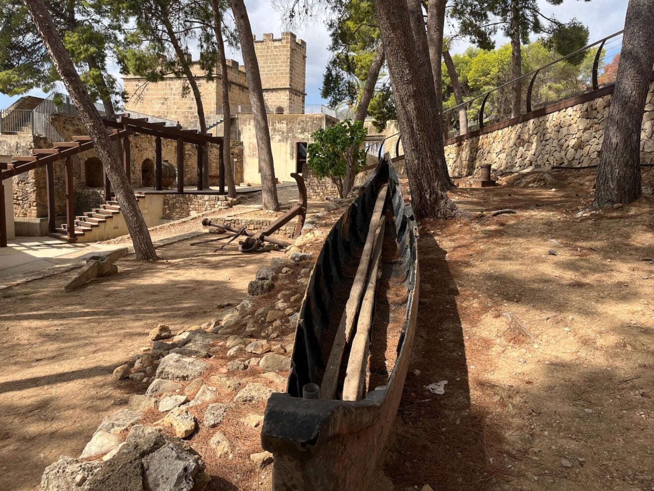 Canoa oriental dentro del Castillo de Dénia