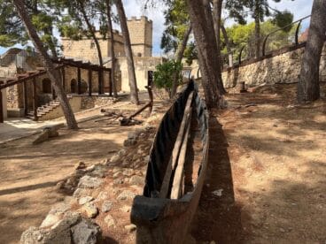 Canoa oriental dentro del Castillo de Dénia