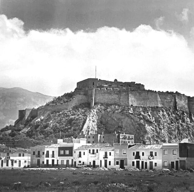 Imagen: Casas del barrio mrinero, y vista norte del castillo, año 1967 | Francisco Sánchez AMA