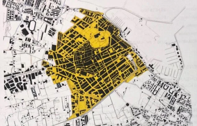 Las 10 preguntas para entender mejor el bloqueo de licencias de alquileres turísticos en Dénia 4 Imagen: En amarillo, el casco urbano de Dénia