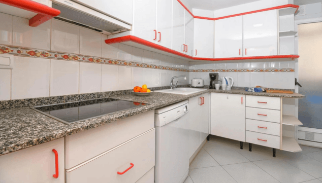 cocina equipada con electrodomesticos modernos en denia